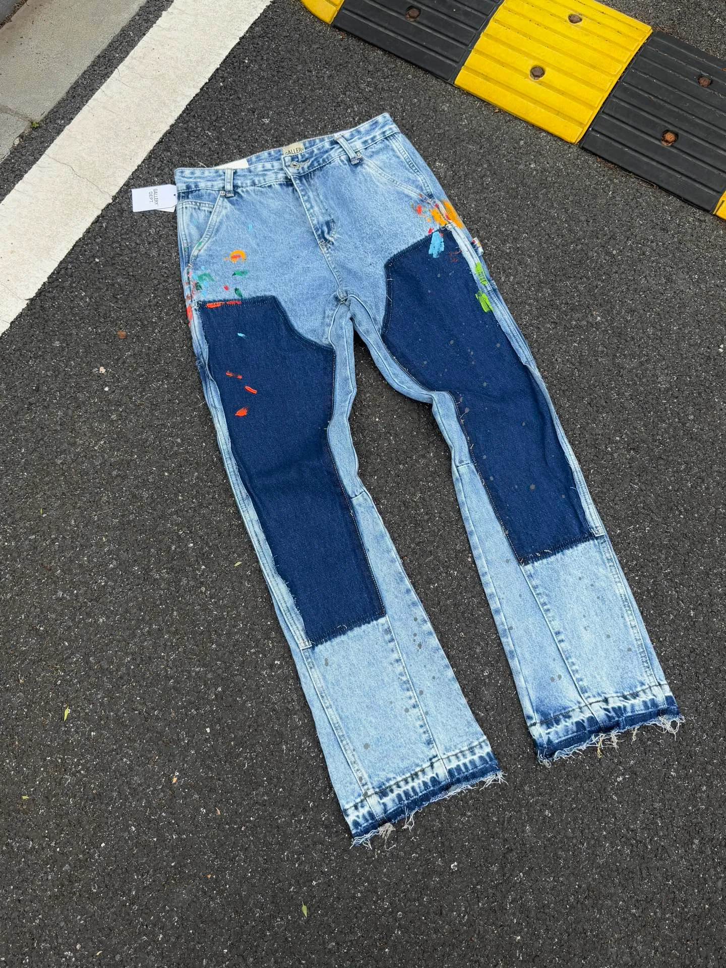 P250💰G94 GALLERY DEPT. Spliced ​​patches, ink-splashed denim bell-bottoms, washed distressed patchwork jeans, denim washing factory. During the process, the owner of the washing factory helped introduce a boss who once worked at Levi's OEM factory and then started his own business. This also paved the way for the following styles. Therefore, Levi's remodeled single product for the base plate is really familiar. Whether it is the fabrics supplied or the lathes used in production, there is nothing to choose from. -Color: blue -Number of codes: 28 30 32 34 36